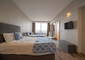 Main Building Family Room | 2 phòng ngủ, minibar, két bảo mật tại phòng, bàn 
