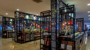 En restaurang med flera matstationer, där varje station har en meny på en tavla och ett urval av rätter som visas upp.