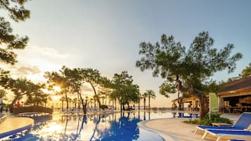 Seasonal outdoor pool, pool umbrellas, sun loungers