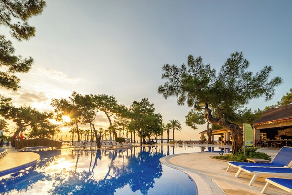 季节性开放的室外游泳池，池畔遮阳伞，日光浴躺椅