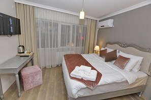Deluxe Room, 1 Queen Bed | Minibar, in-room safe, laptop workspace, blackout drapes - 4 Angels Hotel (Istanbul)