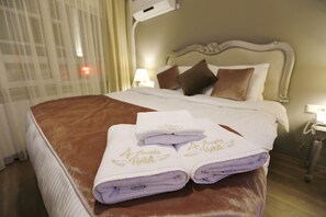 Quarto luxo, 1 cama Queen | Frigobar, cofres nos quartos, espaço de trabalho para notebook