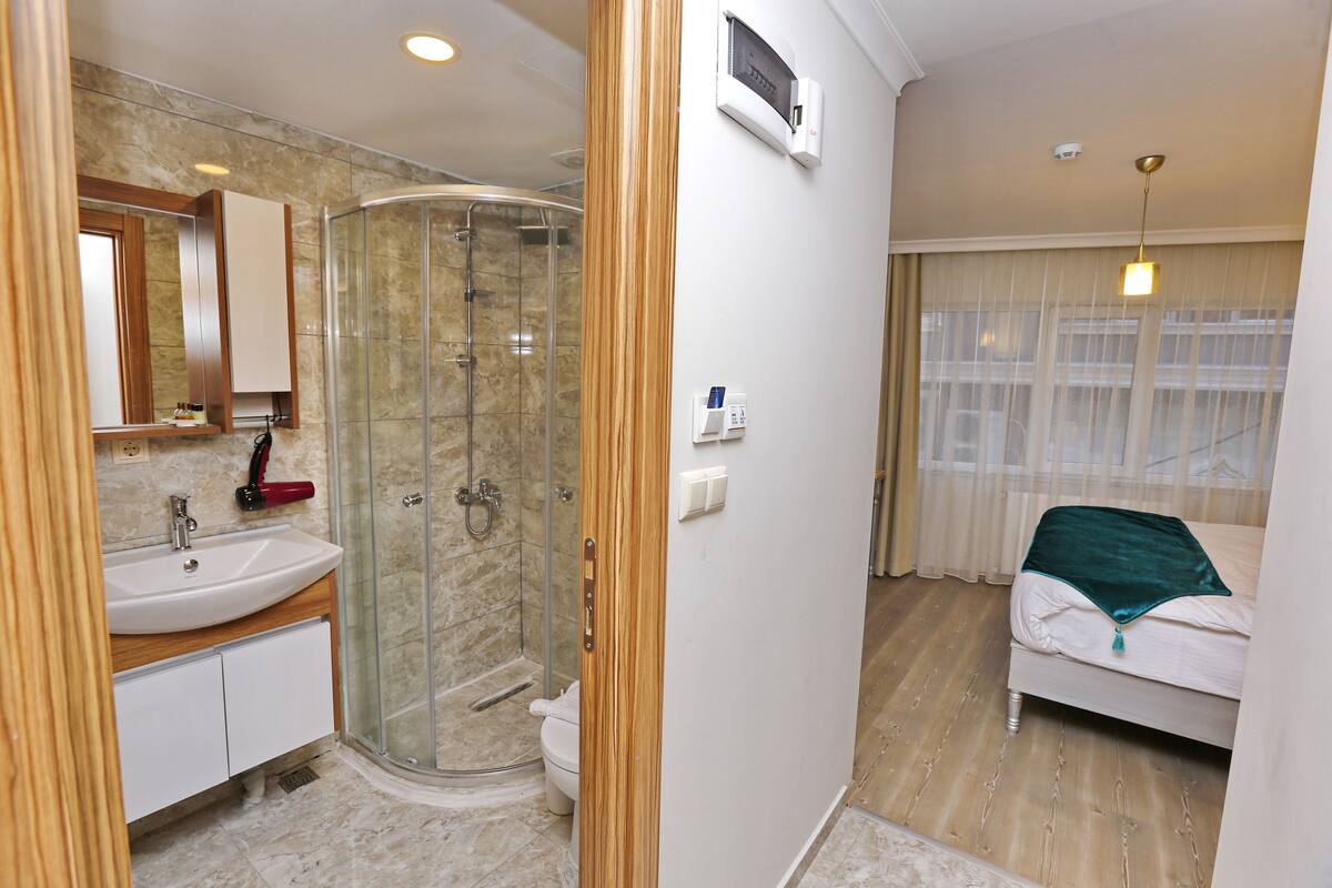 Habitación Deluxe, 1 cama de matrimonio | Zona de estar | Una televisión LCD