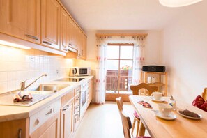 Fridge, microwave, oven, dishwasher - Apartment Bergblick - Biohof Maurachgut (Bad Hofgastein)