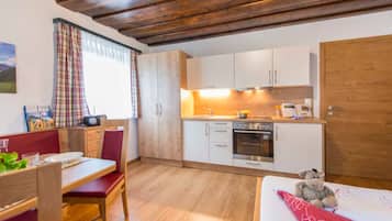2 bedrooms, desk, travel cot, WiFi