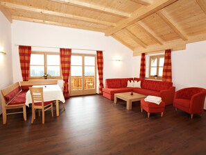 Una televisión, una mesa de tenis de mesa