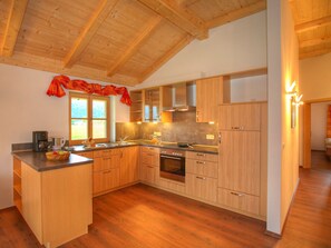 Fridge, microwave, oven, stovetop - Ferienwohnung Rauschberbglick für 4 Personen, 2 Schlafzimmer, 90 m² (Inzell)