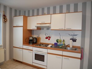 Kühlschrank, Ofen, Wasserkocher mit Kaffee-/Teezubehör, Wasserkocher