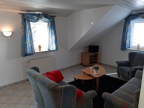 Family Apartment, 2 Bedrooms, Mountainside | 2 bedrooms, blackout drapes, soundproofing, cribs/infant beds - Ferienwohnung van Balkom (Schmallenberg)