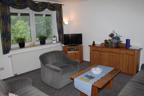 公寓, 2 間臥室, 露台 | 客廳 | 平面電視