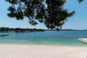Beach - Tonina Apartments (Trogir)