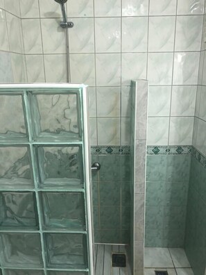 Dusche, kostenlose Toilettenartikel, Haartrockner, Hausschuhe