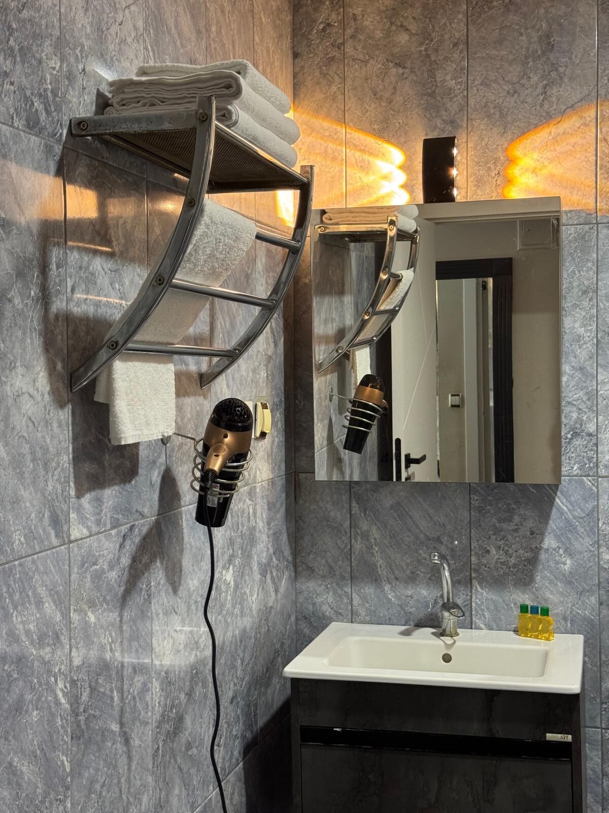 Ducha, artículos de tocador gratuitos, secador de pelo, pantuflas