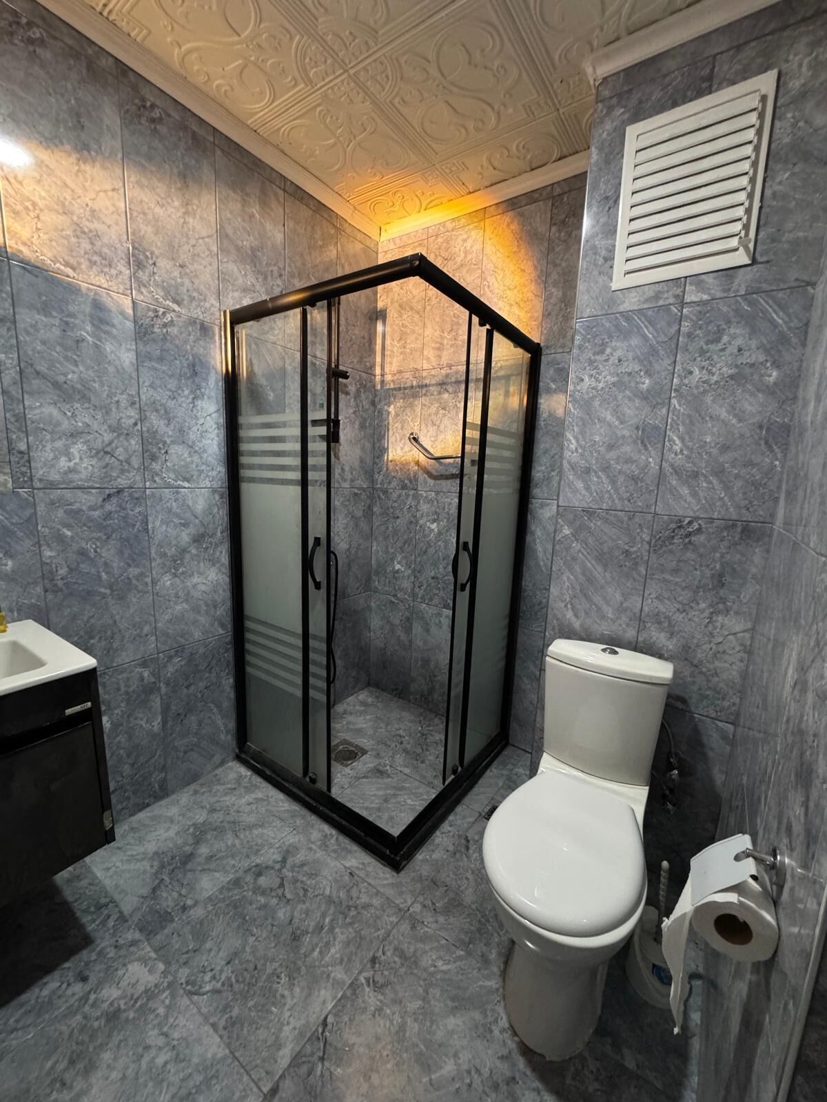 Habitación familiar | Baño | Regadera, amenidades de baño gratuitas, secadora de cabello, pantuflas 