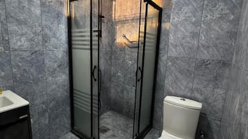 Habitación familiar | Baño | Regadera, amenidades de baño gratuitas, secadora de cabello, pantuflas