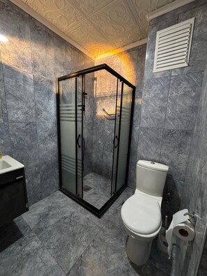 Family Room | Bathroom | Shower, free toiletries, hair dryer, slippers - Ankara Antik Otel (Ankara)