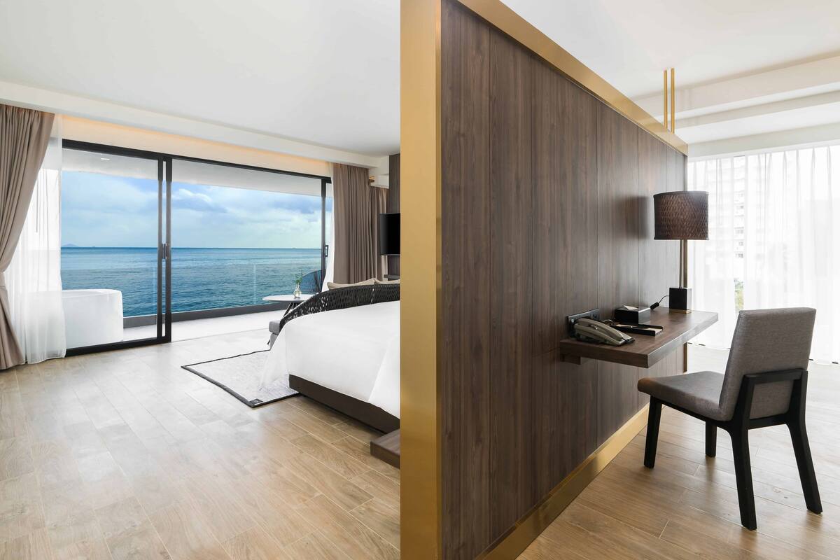 ocean suite skybath | 1 bedroom, minibar, in-room safe, desk