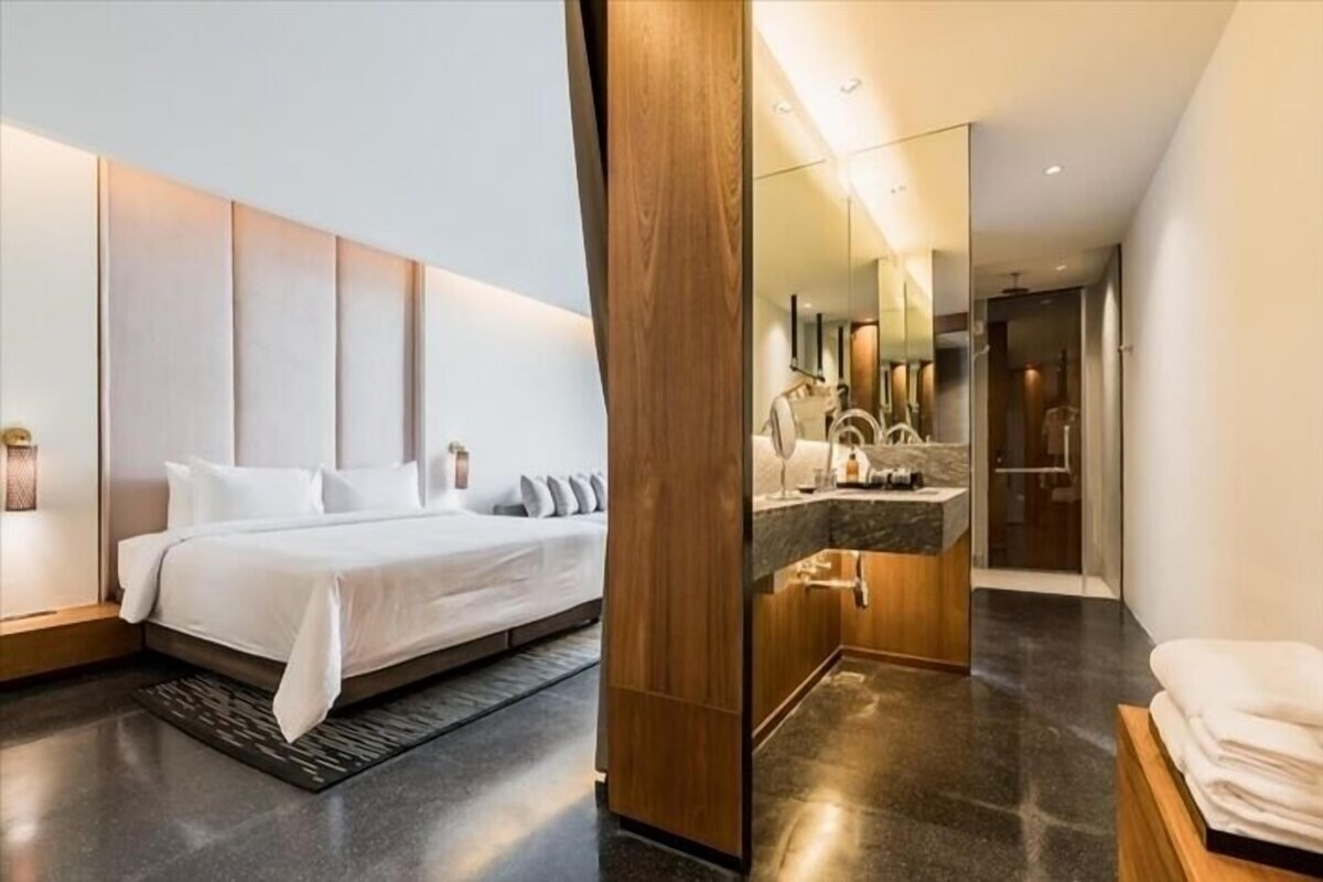 Minibar, coffres-forts dans les chambres, bureau, rideaux occultants