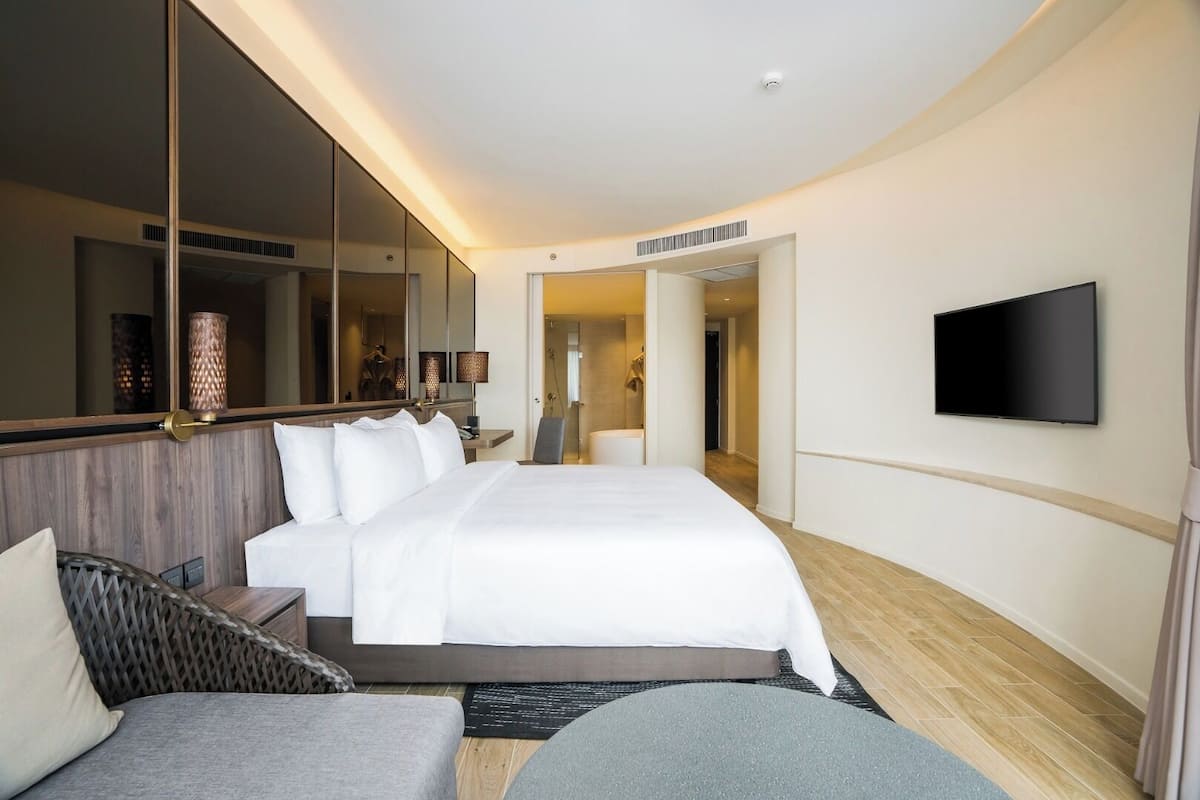Frigobar, cofres nos quartos, escrivaninha, cortinas blackout