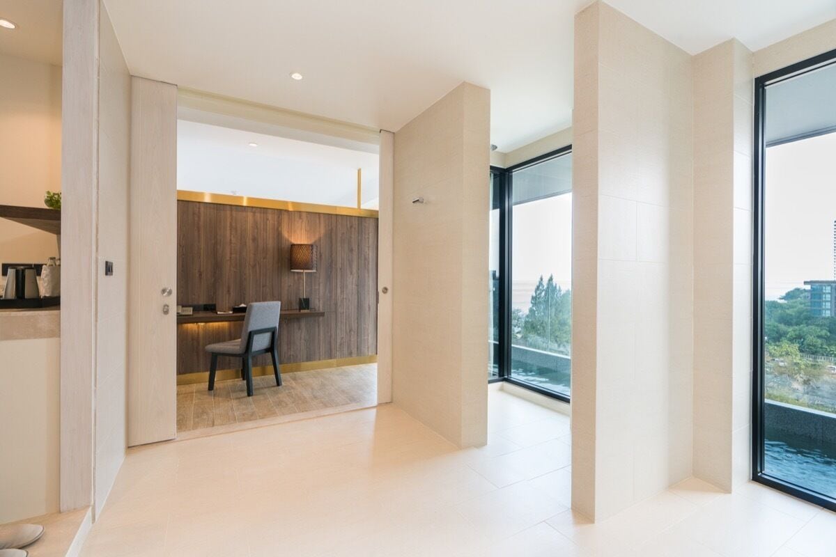 ocean suite skypool | living area | lcd tv