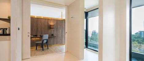 Un interior moderno con zona de comedor, un ventanal con vistas y un diseño minimalista.
