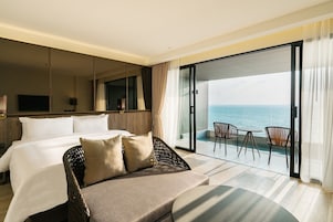 Oceanfront Skypool | Minibar, caja fuerte, escritorio y cortinas opacas