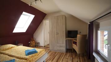 House, Balcony (2 people per bedroom) | Peti besi dalam bilik, seterika/papan seterika, katil bayi/kot (surcaj)