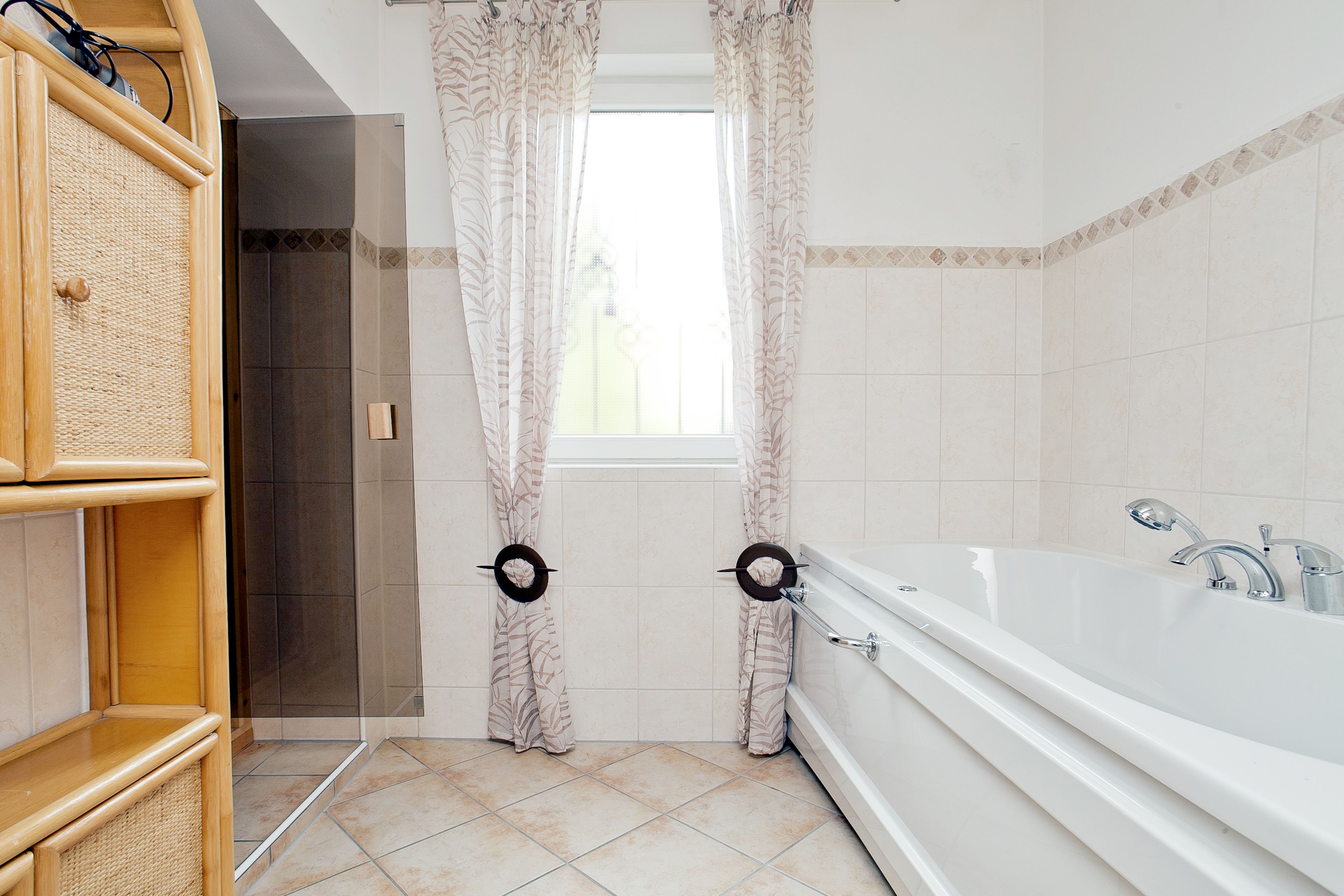 Nhà, ban công (2 people per bedroom) | Phòng tắm | Bồn tắm và buồng tắm vòi sen riêng, bồn tắm thủy lực 