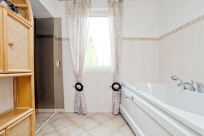 Maison, balcon (2 people per bedroom) | Salle de bain