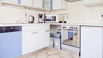 House, Balcony (2 people per bedroom) | Dapur peribadi | Peti sejuk/penyejuk beku saiz penuh, ketuhar gelombang mikro, ketuhar