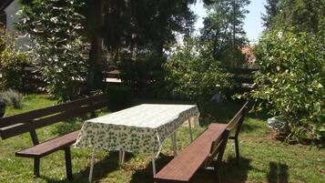 Un espacio al aire libre con mesa y bancos.
