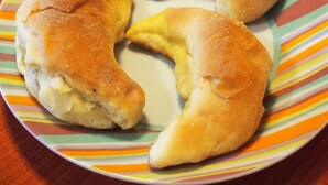 Deux assiettes de pâtisseries sur une nappe à rayures.