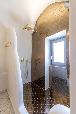 Suite (Belvedere) | Badezimmer | Dusche, umweltfreundliche Kosmetikartikel, Haartrockner, Bademäntel