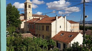 Une ville historique à l’architecture traditionnelle, avec notamment un clocher d’église remarquable et des bâtiments aux toits de tuiles rouges.