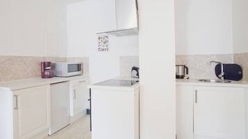 Apartment, 4 Bedrooms (2 people per bedroom) | Private kitchen | Fridge, microwave, oven, stovetop