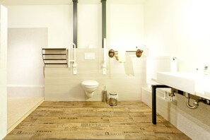 Apartment, 4 Schlafzimmer (2 people per bedroom) | Badezimmer | Badewanne und Dusche (separat), Whirlpool, kostenlose Toilettenartikel
