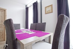 Apartment, 4 Schlafzimmer (2 people per bedroom) | Essbereich im Zimmer