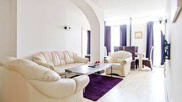 Apartemen, 4 kamar tidur (2 people per bedroom) | Ruang keluarga | TV layar datar