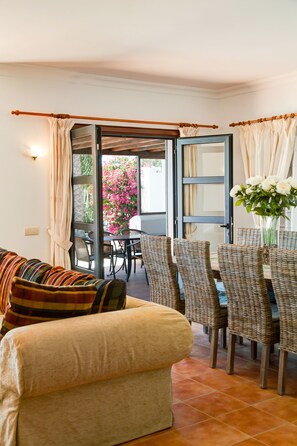 Télévision, lecteur de DVD, livres