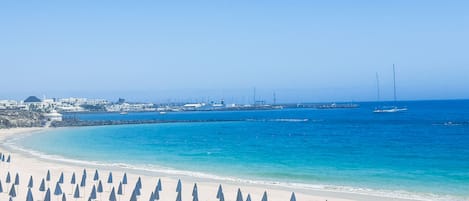Nära stranden, solstolar och strandhanddukar