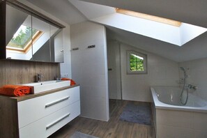 Ducha, secador de pelo y toallas