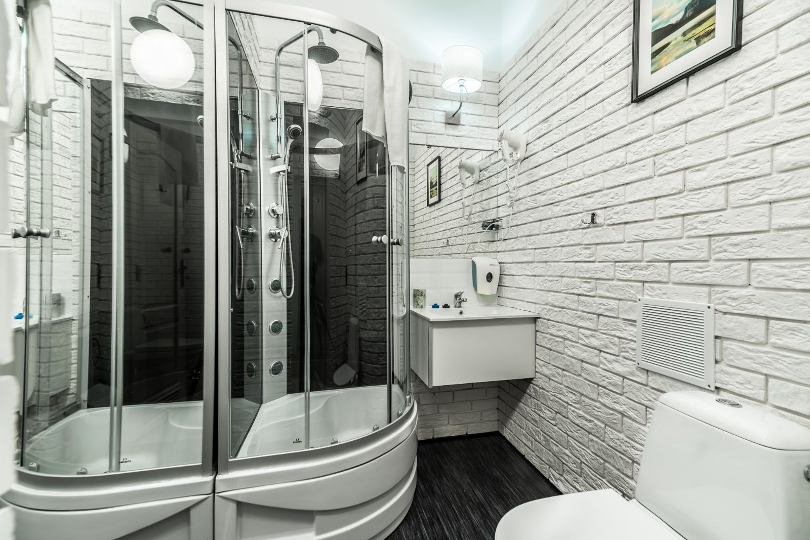 Een douche, een regendouche, een haardroger, handdoeken