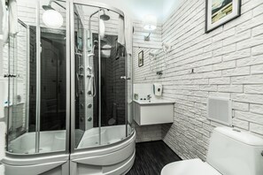 Douche, douche cascade, séchoir à cheveux, serviettes fournies