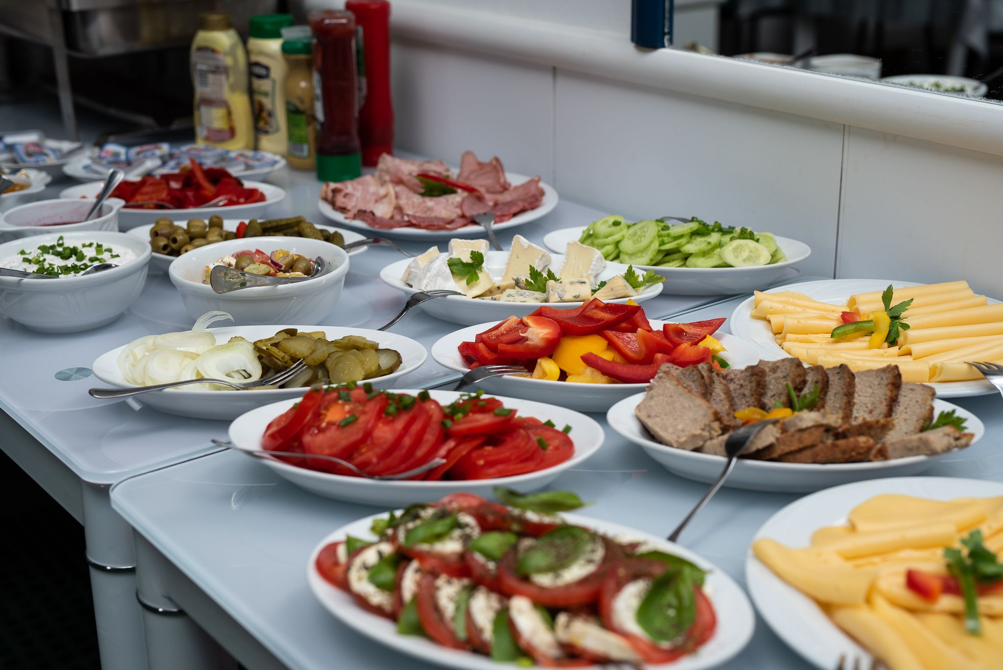 daily buffet breakfast (pln 29 per person)