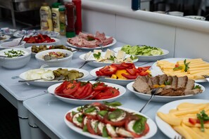 Daily buffet breakfast (PLN 45 per person)