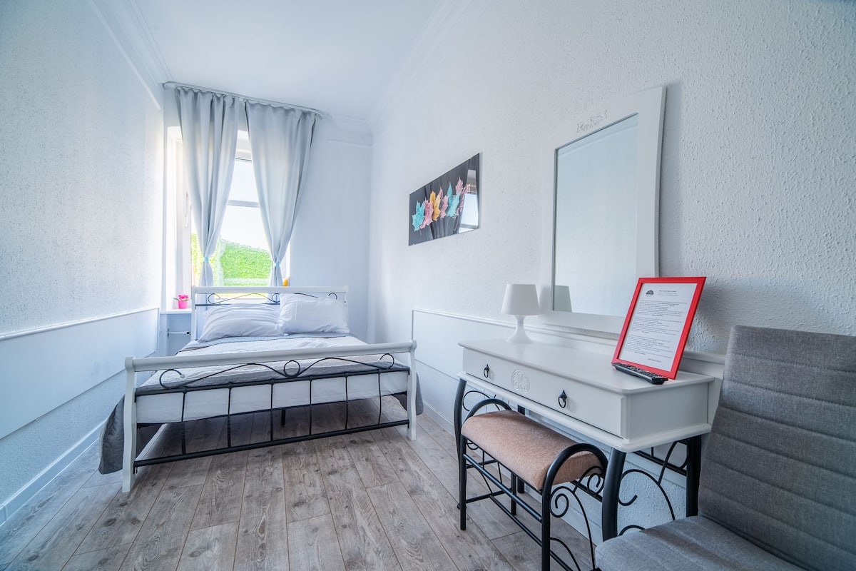 Escritorio, tabla de planchar con plancha, wifi gratis y ropa de cama