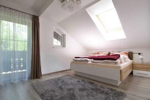 2 bedrooms, travel cot, WiFi, bed sheets