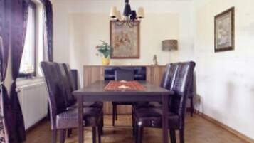 House, Balcony (2 people per bedroom) | In-room dining