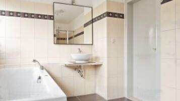 Nhà, ban công (2 people per bedroom) | Phòng tắm | Bồn tắm và buồng tắm vòi sen riêng, bồn tắm thủy lực, máy sấy tóc