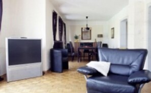 Casa, sacada (2 people per bedroom) | Sala de estar | TV de tela plana